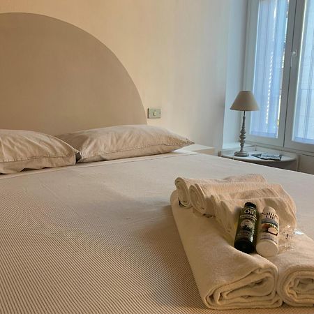 Studio Apartment Una Finestra Su Como Exterior foto