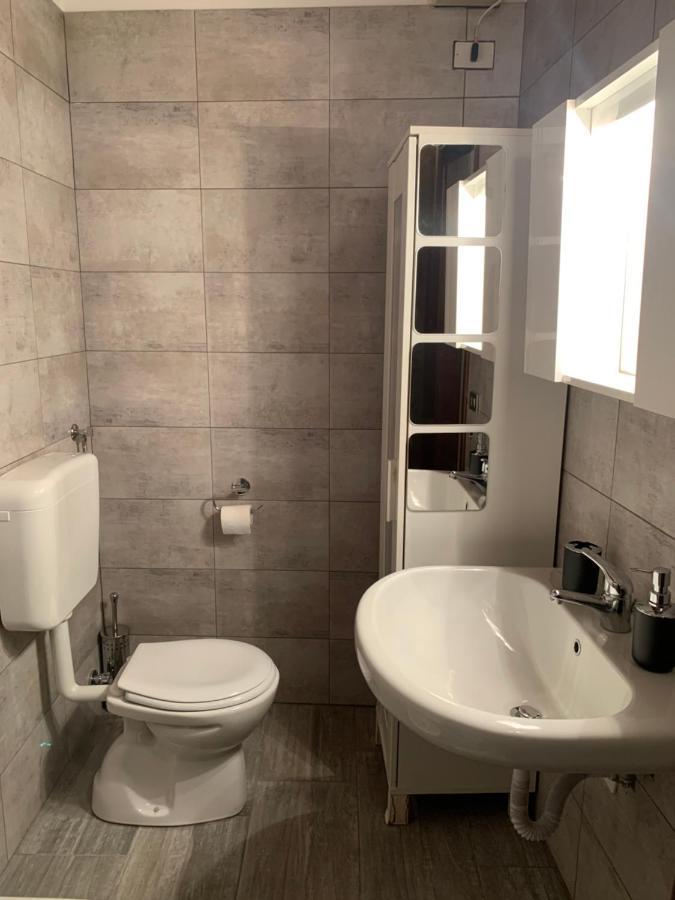 Studio Apartment Una Finestra Su Como Exterior foto
