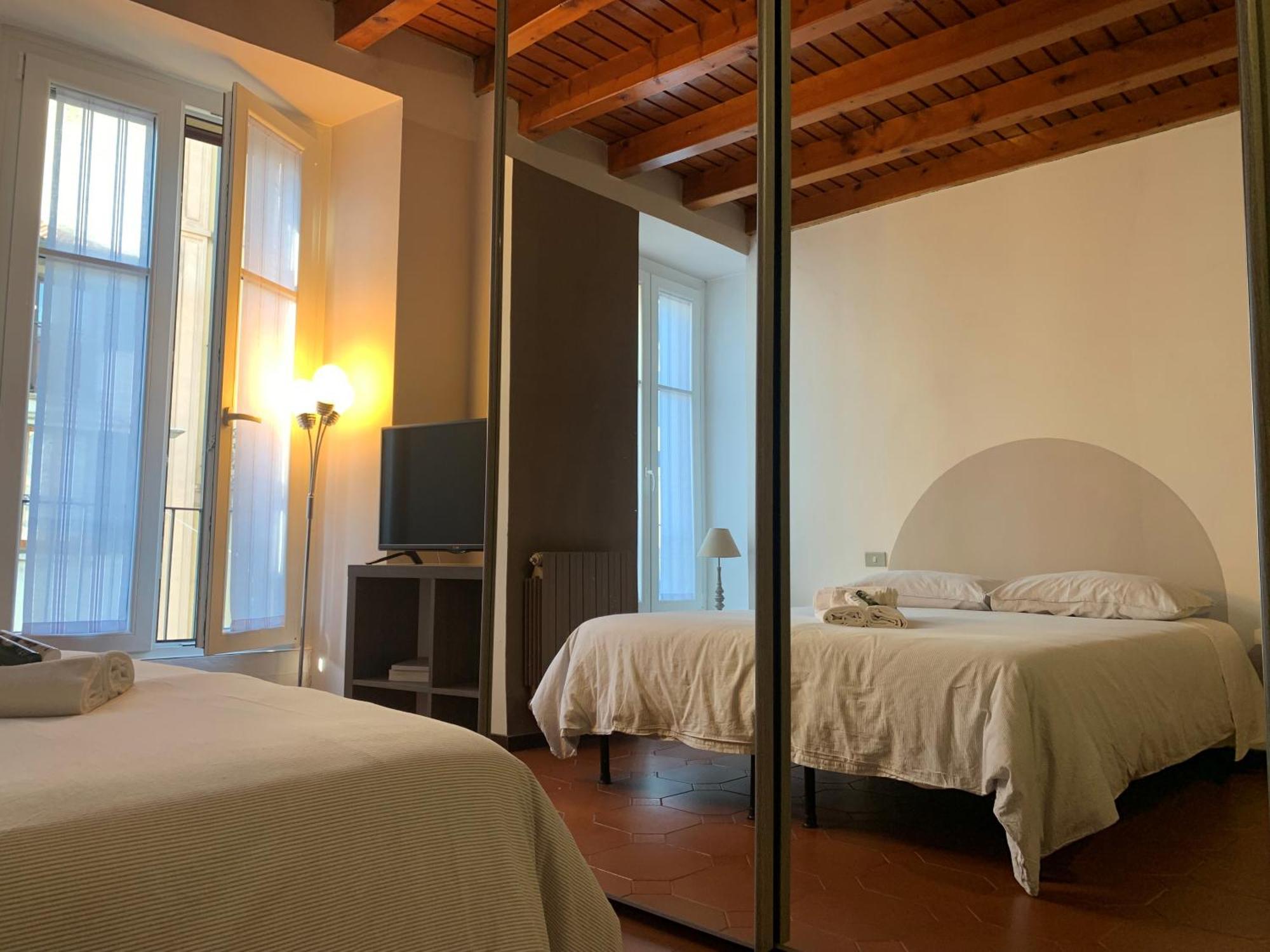 Studio Apartment Una Finestra Su Como Exterior foto